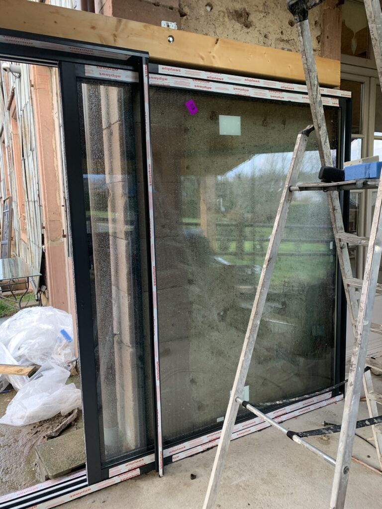 Menuiserie alu Taintrux extension œil de bœuf galandage anthracite MAN OF STYLE Vosges vitrages