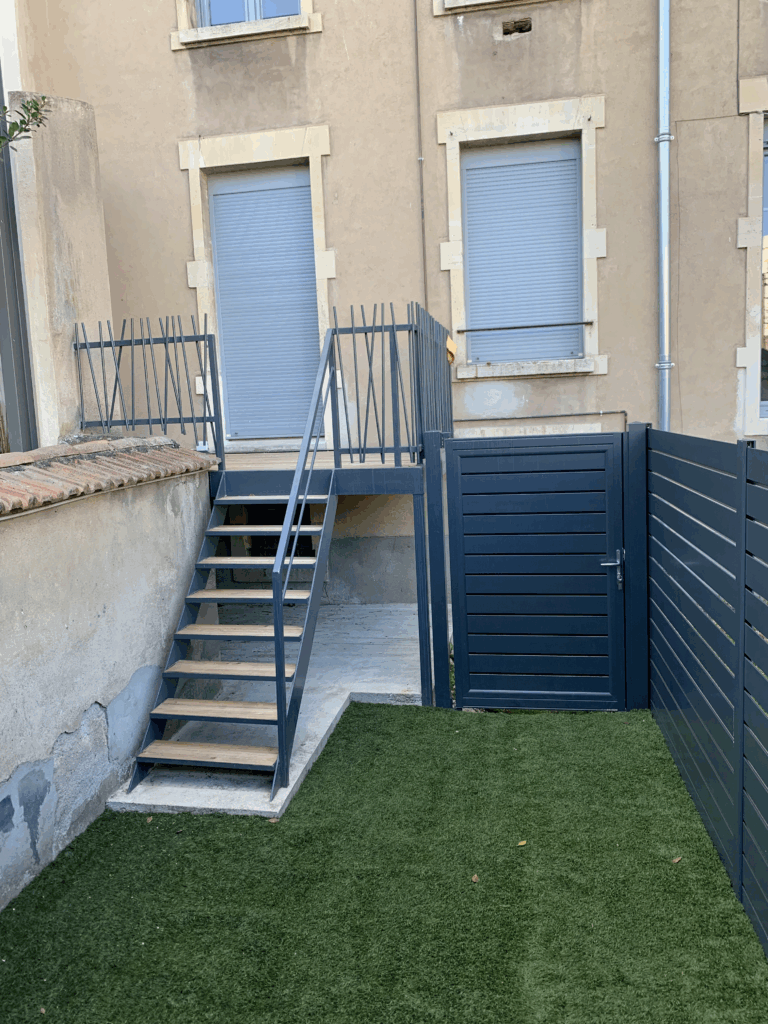Terrasse suspendue Nancy structure acier platelage douglas clôture alu anthracite MAN OF STYLE sur mesure