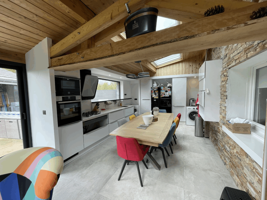 Cuisine haut de gamme Tomblaine pierre parement éclairage indirect MAN OF STYLE isolation bimuraux premium