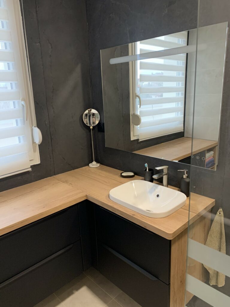Salle de bain clé en main Saint-Max feuilles pierre - MAN OF STYLE transformation baignoire douche italienne meubles sur mesure